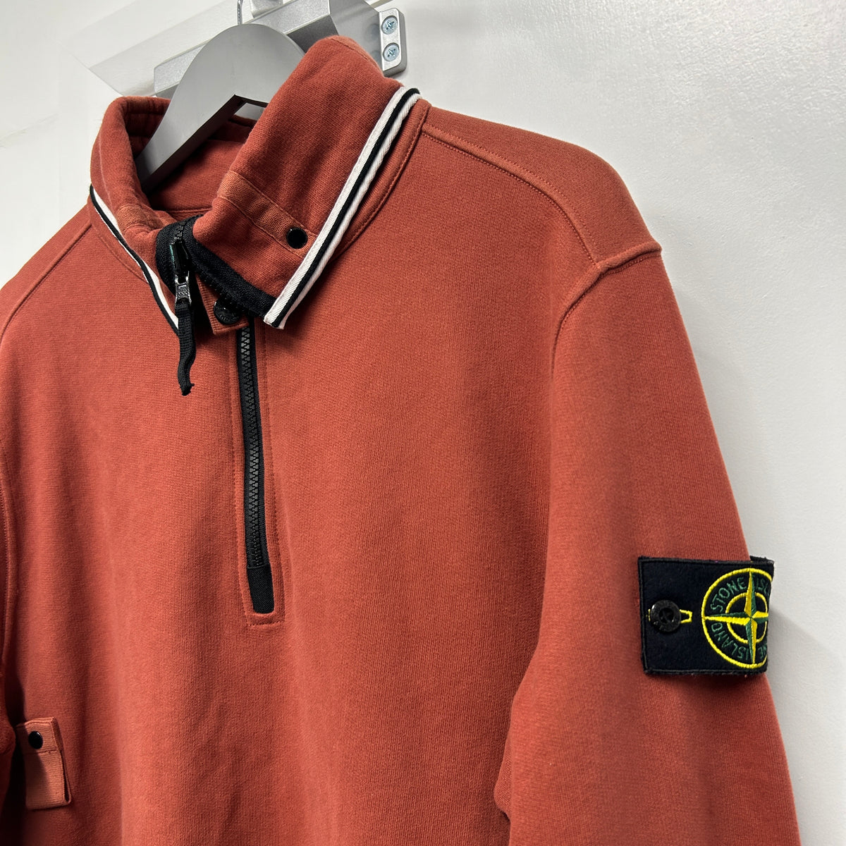 STONE ISLAND SAMPLE QUARTERZIP ‘RED BRICK’